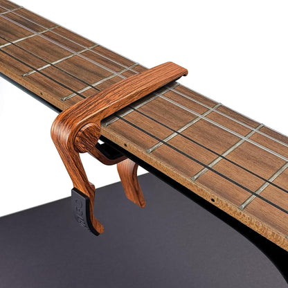 WINGO Kapodaster aus Holz für 6-saitige Akustik-E-Gitarren, Bässe, Ukulelen – Palisander, inkl. 5 Plektren