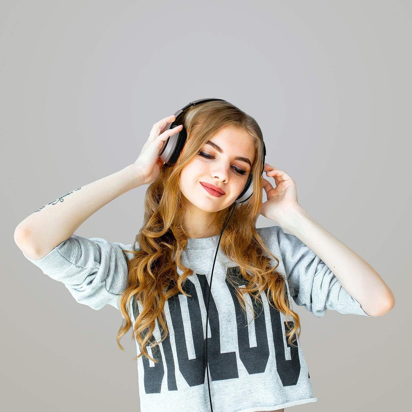 LORELEI X6 Over-Ear Kabelgebundene Stereo-Bass-Kopfhörer mit Mikrofon, Leicht, Faltbar & Portabel mit 1,45M Kabel ohne Verheddern für Smartphone, Tablet, MP3/4, Space Black