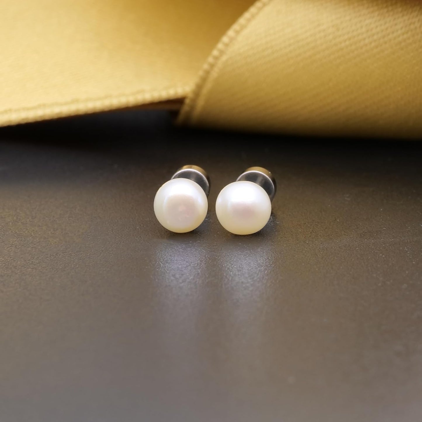 Limerenz Hypoallergene F136 Titan Schraub-Perlen-Ohrstecker (Flat Back Sleeper Earrings) Implantatqualität 20G Kleine Ohrstecker für empfindliche Ohren (5mm Perle)