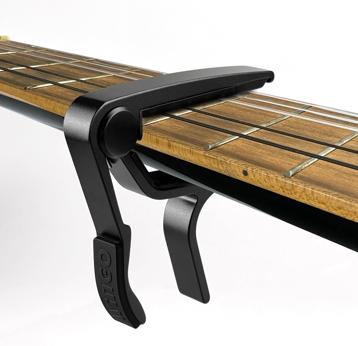 WINGO Kapodaster aus Holz für 6-saitige Akustik-E-Gitarren, Bässe, Ukulelen – Palisander, inkl. 5 Plektren