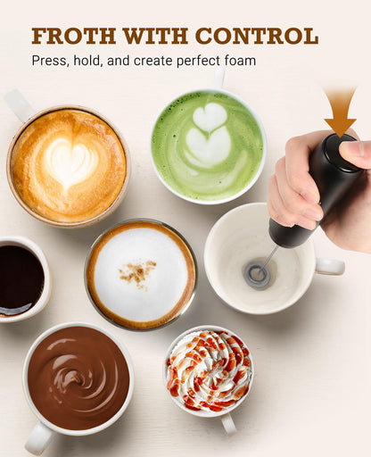 SIMPLETASTE Milchaufschäumer Handheld Elektrischer Quirl, Getränkemixer mit Edelstahl Schneebesen für Cappuccino, Bulletproof Coffee, Latte, mit Ständer, Schwarz, Batteriebetrieben