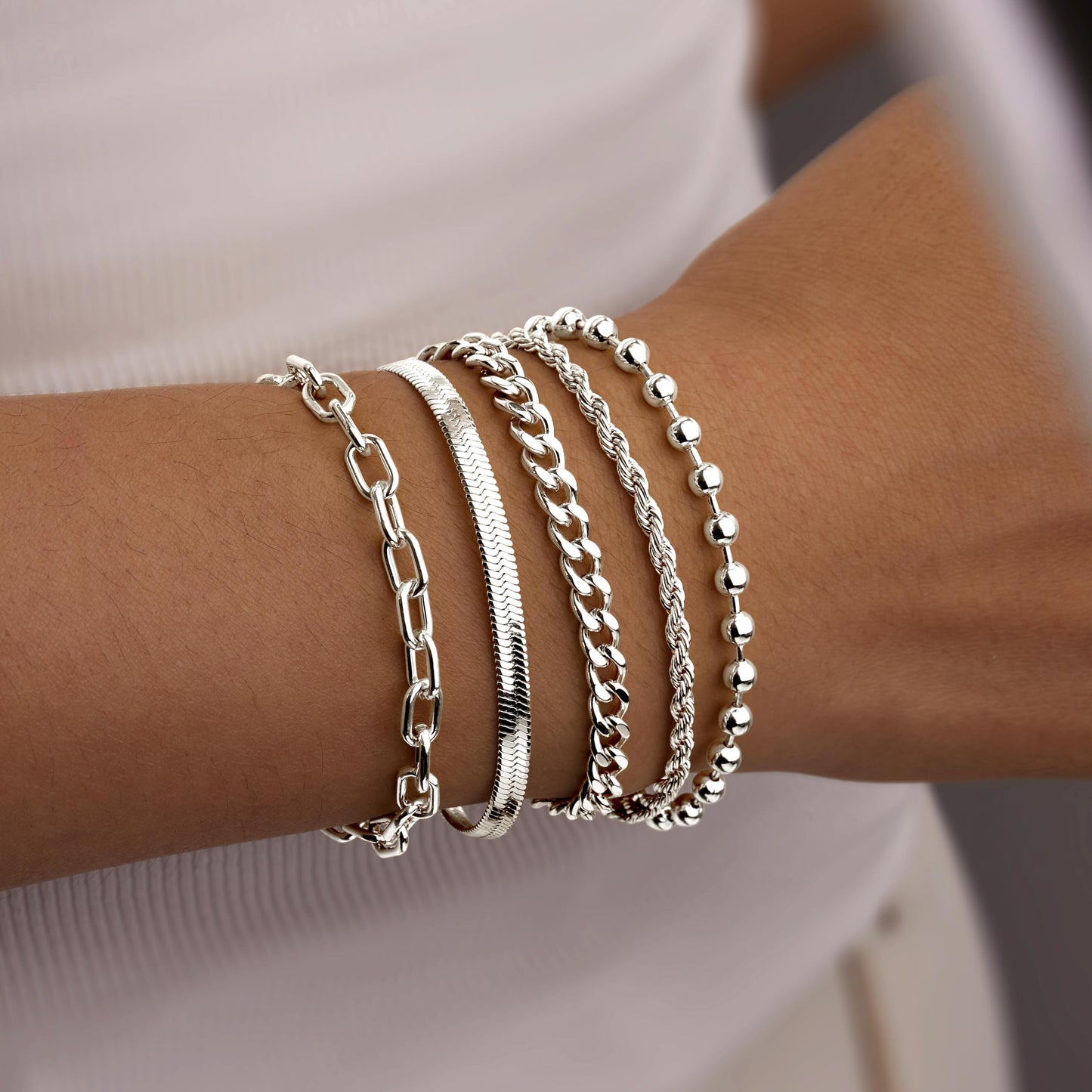 Goldarmbänder für Frauen Stapel Nicht Anlaufen, 14K Vergoldete Stapelbare Armbänder Set für Frauen Trendy, Wasserdicht Einfacher Schmuck Sets Geschenke Inklusive Perlen-/Kuban-/Büroklammer-/Fischgräten-/Seilglieder-Kette, Modeaccessoires