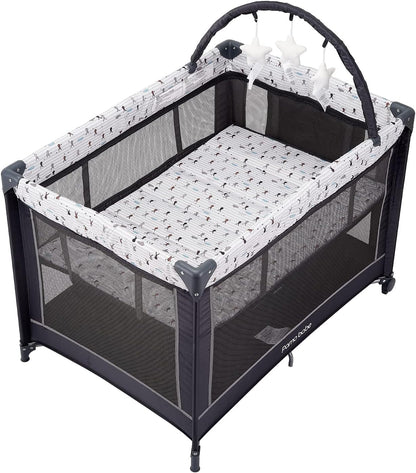 Pamo Babe Tragbarer Baby-Laufstall, leichtes Reisebett mit Matratze und Rollen (Hase)