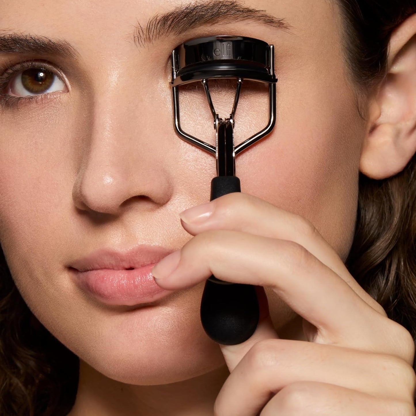 e.l.f. Pro Wimpernzange, sorgt für lang anhaltende, ausdrucksstarke und voluminöse Wimpern, komfortabler Griff und einfache Handhabung