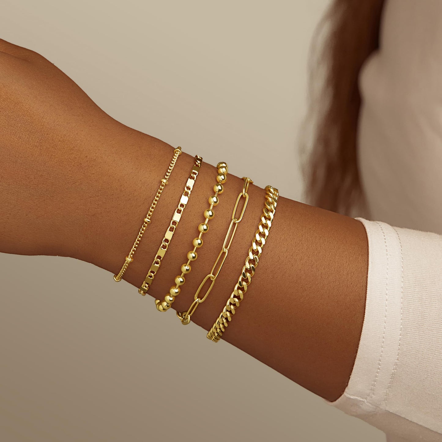 Goldarmbänder für Frauen Stapel Nicht Anlaufen, 14K Vergoldete Stapelbare Armbänder Set für Frauen Trendy, Wasserdicht Einfacher Schmuck Sets Geschenke Inklusive Perlen-/Kuban-/Büroklammer-/Fischgräten-/Seilglieder-Kette, Modeaccessoires