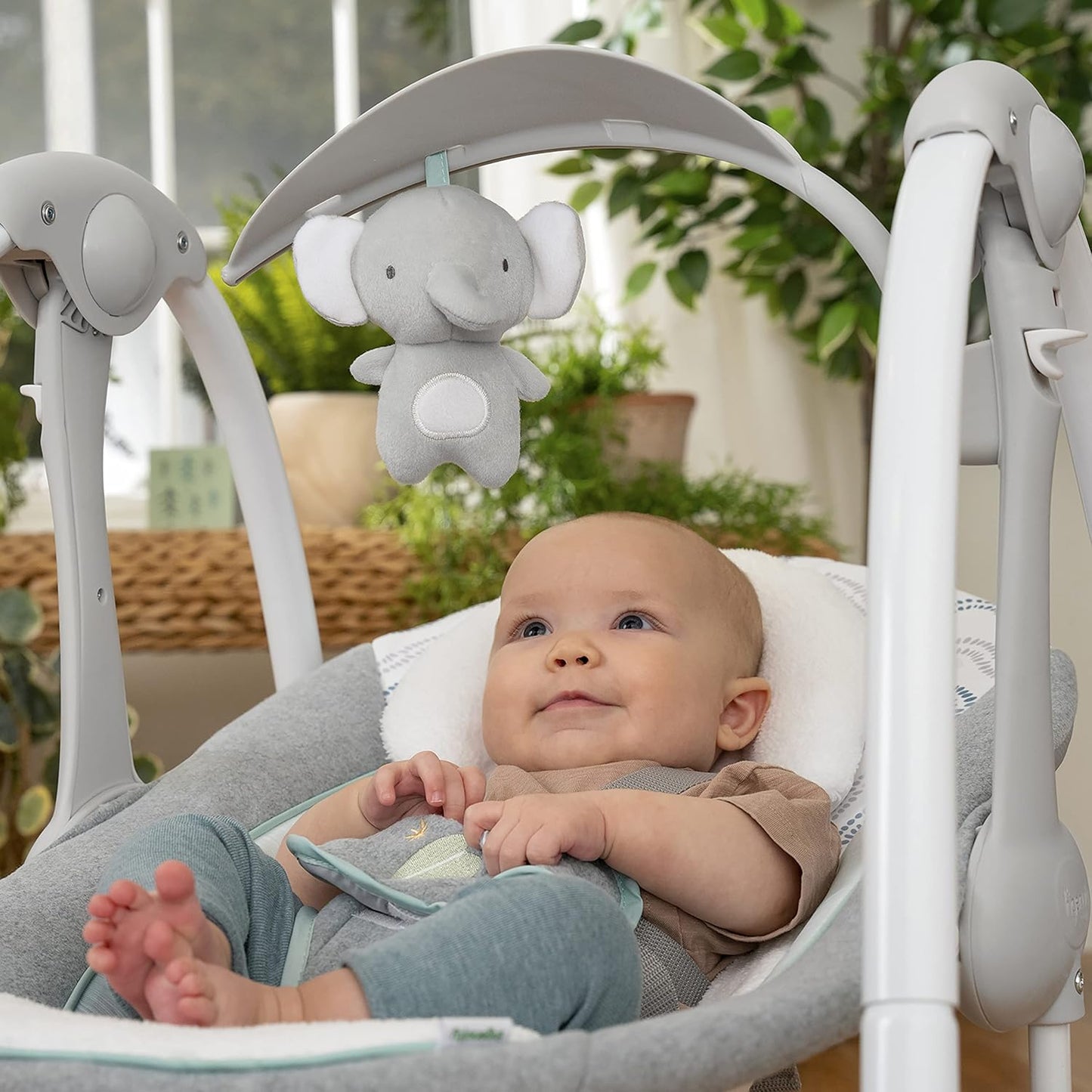 Ingenuity ConvertMe 2-in-1 Kompakte tragbare automatische Babyschaukel & Babysitz, batteriebetriebene Vibrationen, Naturgeräusche, 0-9 Monate 2,7-9 kg (Raylan)