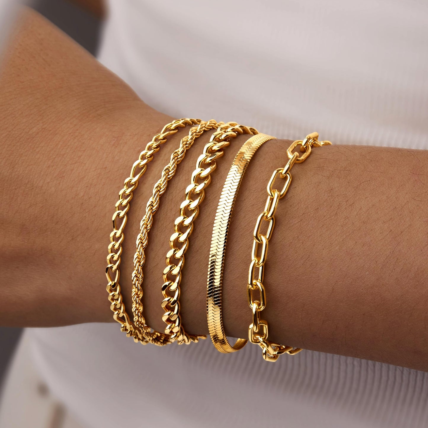 Goldarmbänder für Frauen Stapel Nicht Anlaufen, 14K Vergoldete Stapelbare Armbänder Set für Frauen Trendy, Wasserdicht Einfacher Schmuck Sets Geschenke Inklusive Perlen-/Kuban-/Büroklammer-/Fischgräten-/Seilglieder-Kette, Modeaccessoires