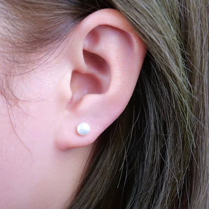 Limerenz Hypoallergene F136 Titan Schraub-Perlen-Ohrstecker (Flat Back Sleeper Earrings) Implantatqualität 20G Kleine Ohrstecker für empfindliche Ohren (5mm Perle)