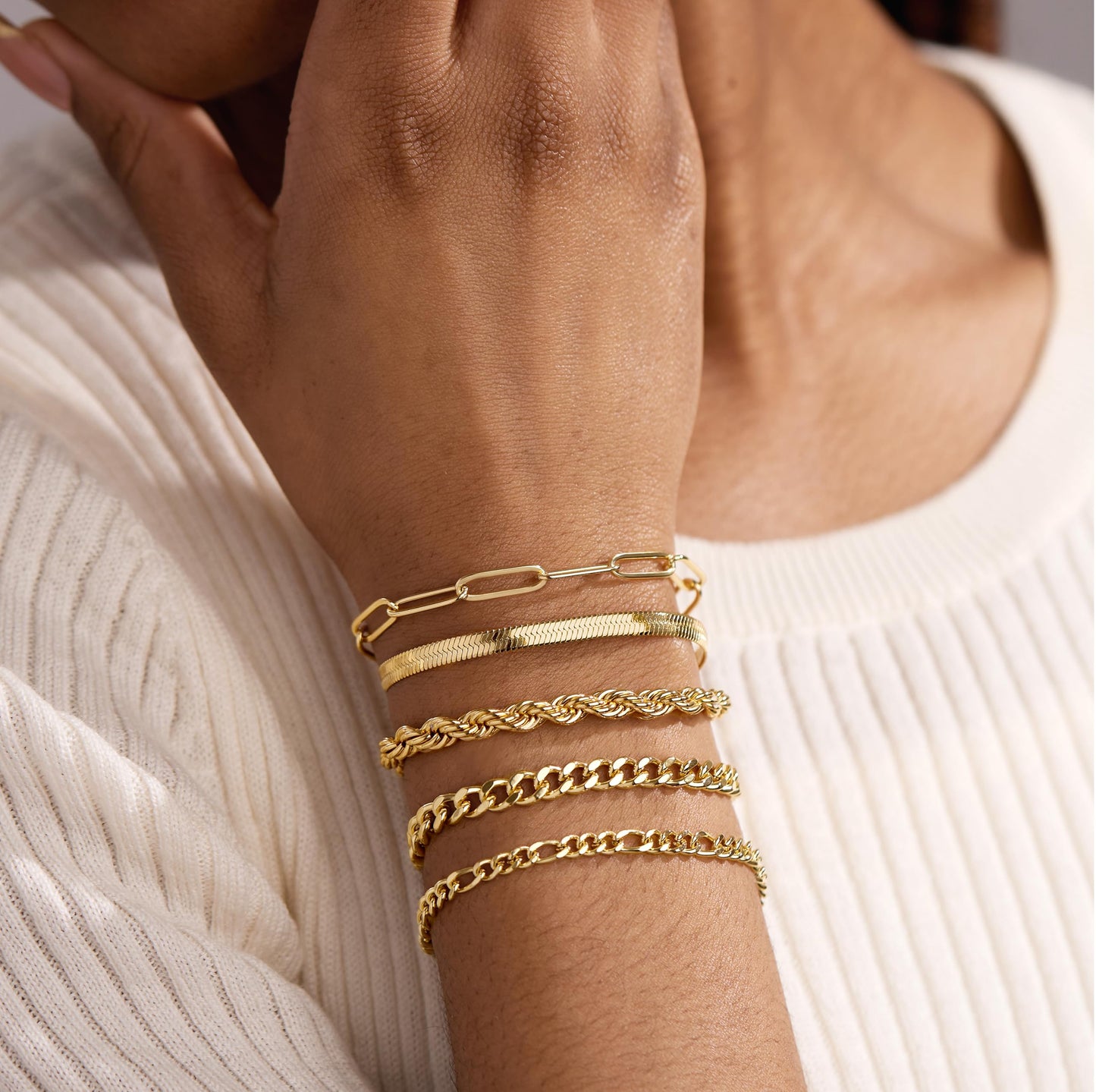 Goldarmbänder für Frauen Stapel Nicht Anlaufen, 14K Vergoldete Stapelbare Armbänder Set für Frauen Trendy, Wasserdicht Einfacher Schmuck Sets Geschenke Inklusive Perlen-/Kuban-/Büroklammer-/Fischgräten-/Seilglieder-Kette, Modeaccessoires
