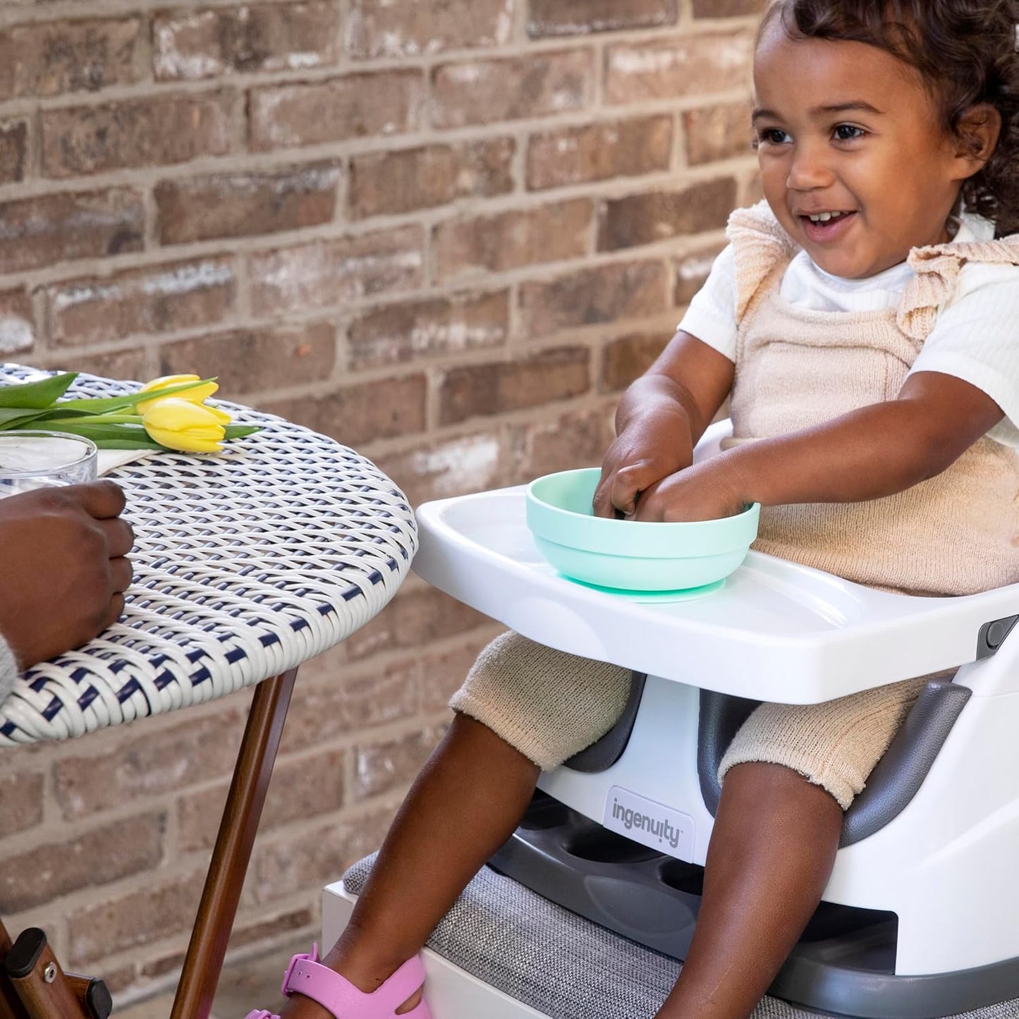 Ingenuity Baby Base 2-in-1 Sitzerhöhung mit Esstablett – Night Sky