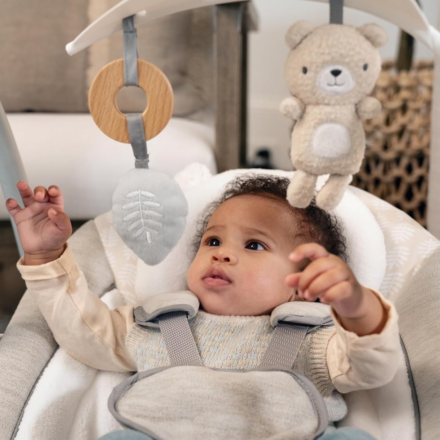 Ingenuity ConvertMe 2-in-1 Kompakte tragbare automatische Babyschaukel & Babysitz, batteriebetriebene Vibrationen, Naturgeräusche, 0-9 Monate 2,7-9 kg (Raylan)