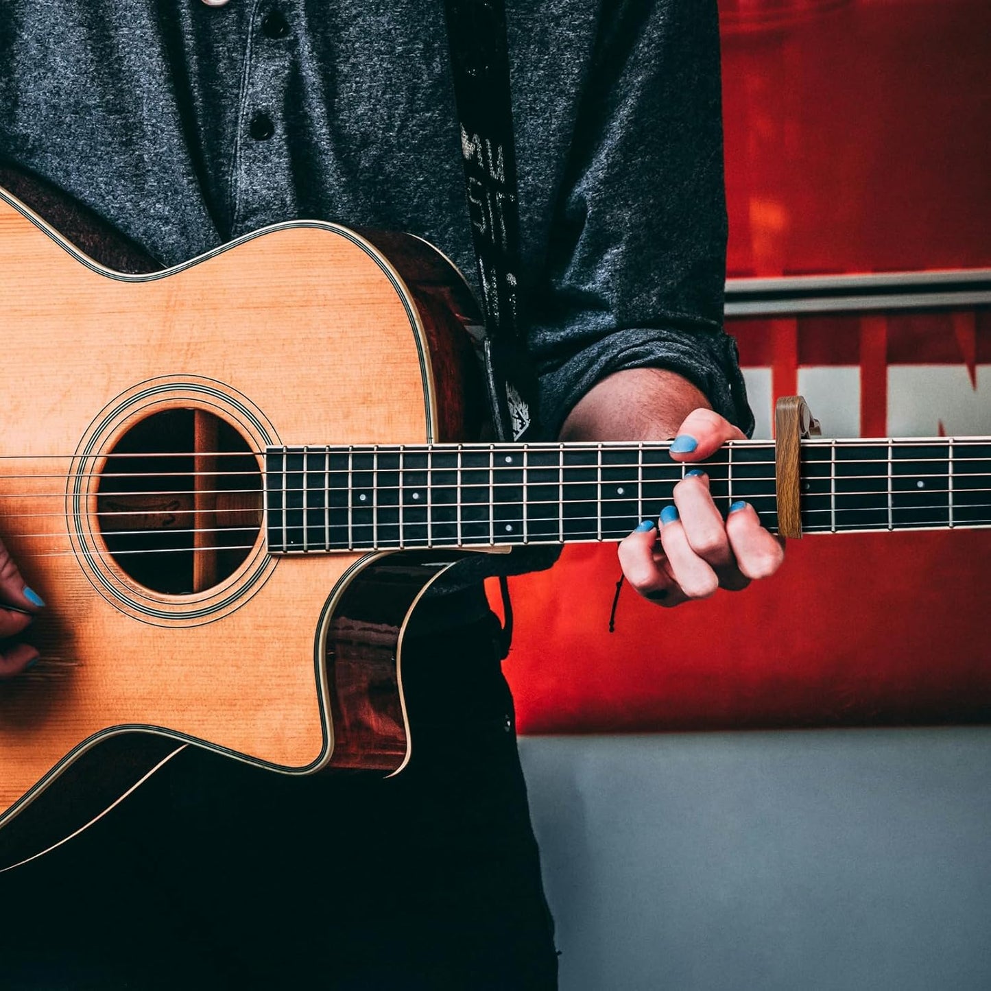 WINGO Kapodaster aus Holz für 6-saitige Akustik-E-Gitarren, Bässe, Ukulelen – Palisander, inkl. 5 Plektren