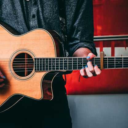 WINGO Kapodaster aus Holz für 6-saitige Akustik-E-Gitarren, Bässe, Ukulelen – Palisander, inkl. 5 Plektren
