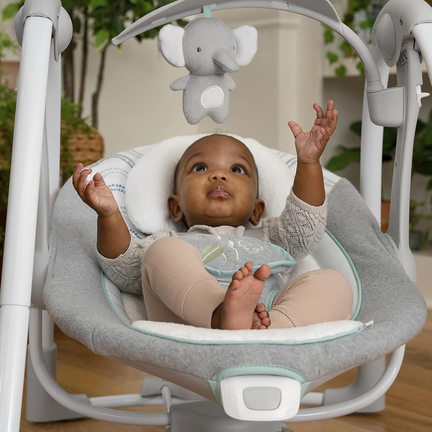 Ingenuity ConvertMe 2-in-1 Kompakte tragbare automatische Babyschaukel & Babysitz, batteriebetriebene Vibrationen, Naturgeräusche, 0-9 Monate 2,7-9 kg (Raylan)