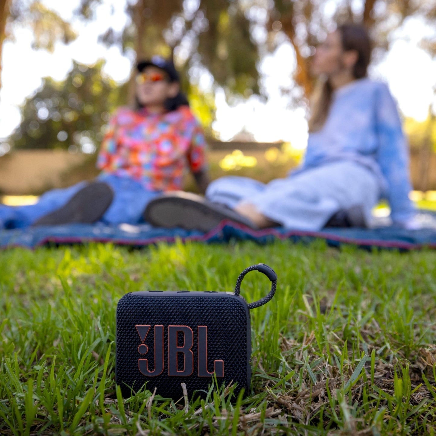 JBL Go 4 – Ultraportabler, wasserdichter und staubdichter Bluetooth-Lautsprecher, großer JBL Pro Sound mit kräftigem Bass, integrierter Akku für 7 Stunden Wiedergabe, teilweise aus recycelten Materialien hergestellt (Schwarz)