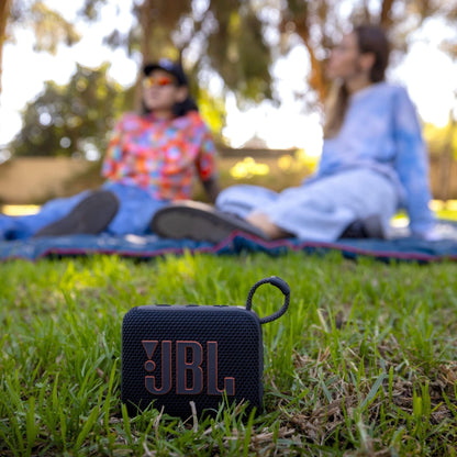 JBL Go 4 – Ultraportabler, wasserdichter und staubdichter Bluetooth-Lautsprecher, großer JBL Pro Sound mit kräftigem Bass, integrierter Akku für 7 Stunden Wiedergabe, teilweise aus recycelten Materialien hergestellt (Schwarz)