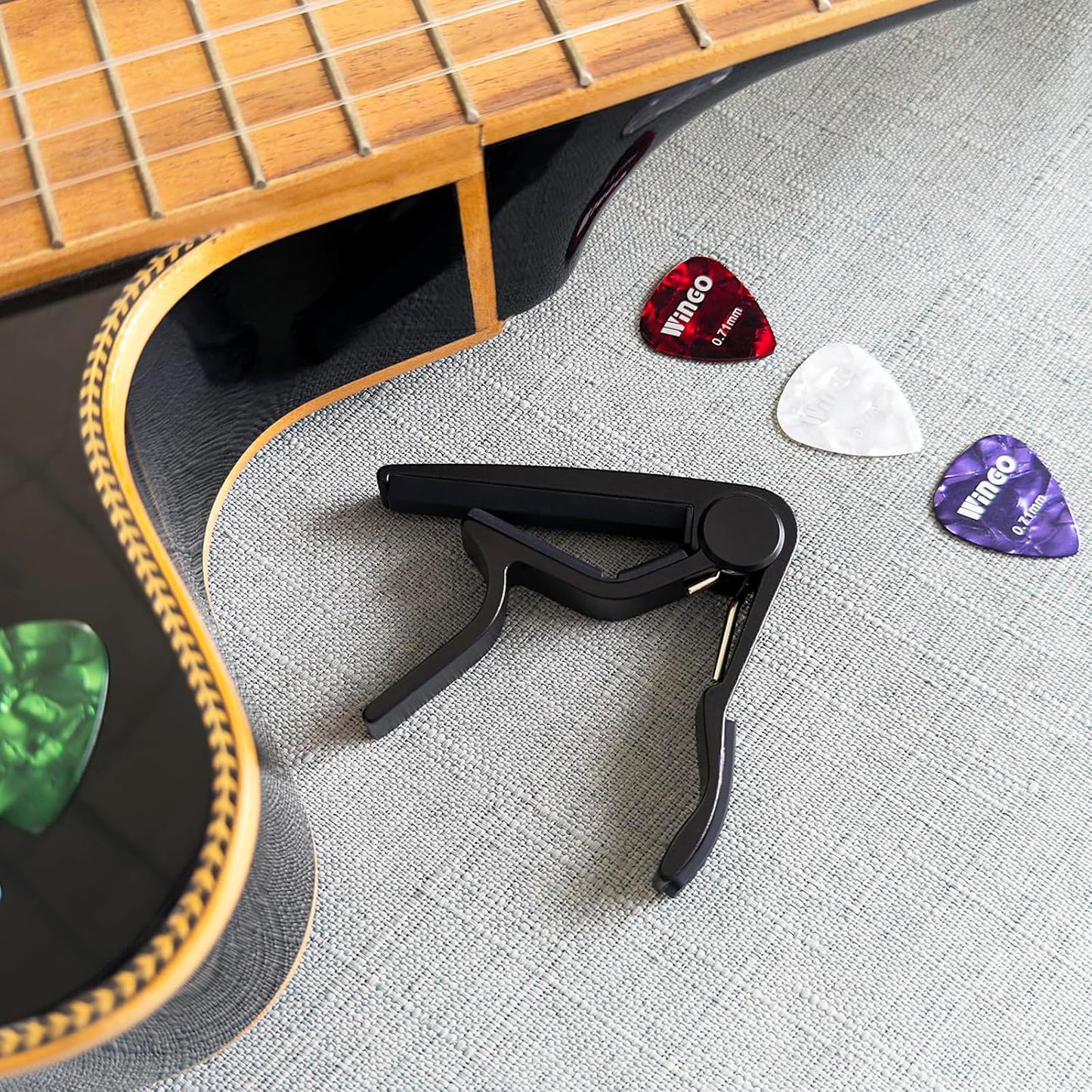 WINGO Kapodaster aus Holz für 6-saitige Akustik-E-Gitarren, Bässe, Ukulelen – Palisander, inkl. 5 Plektren
