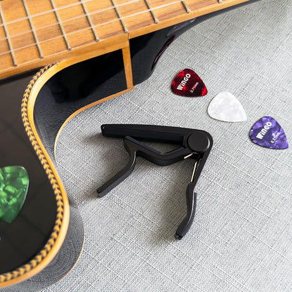 WINGO Kapodaster aus Holz für 6-saitige Akustik-E-Gitarren, Bässe, Ukulelen – Palisander, inkl. 5 Plektren