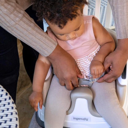 Ingenuity Baby Base 2-in-1 Sitzerhöhung mit Esstablett – Night Sky
