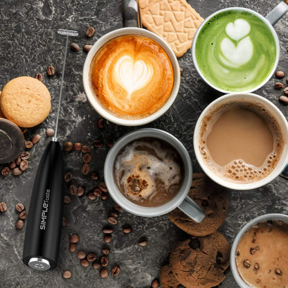 SIMPLETASTE Milchaufschäumer Handheld Elektrischer Quirl, Getränkemixer mit Edelstahl Schneebesen für Cappuccino, Bulletproof Coffee, Latte, mit Ständer, Schwarz, Batteriebetrieben