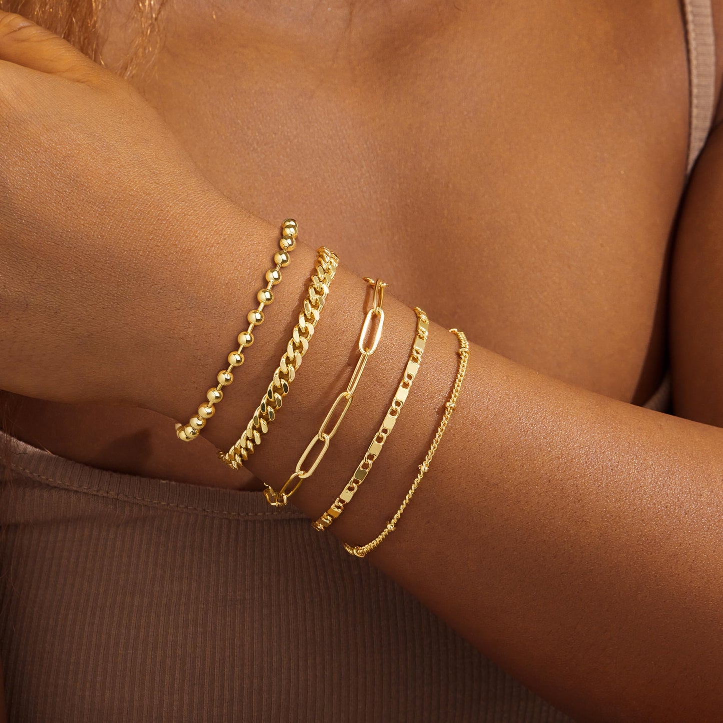 Goldarmbänder für Frauen Stapel Nicht Anlaufen, 14K Vergoldete Stapelbare Armbänder Set für Frauen Trendy, Wasserdicht Einfacher Schmuck Sets Geschenke Inklusive Perlen-/Kuban-/Büroklammer-/Fischgräten-/Seilglieder-Kette, Modeaccessoires