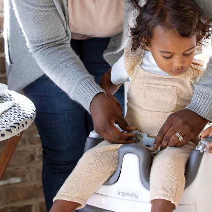 Ingenuity Baby Base 2-in-1 Sitzerhöhung mit Esstablett – Night Sky