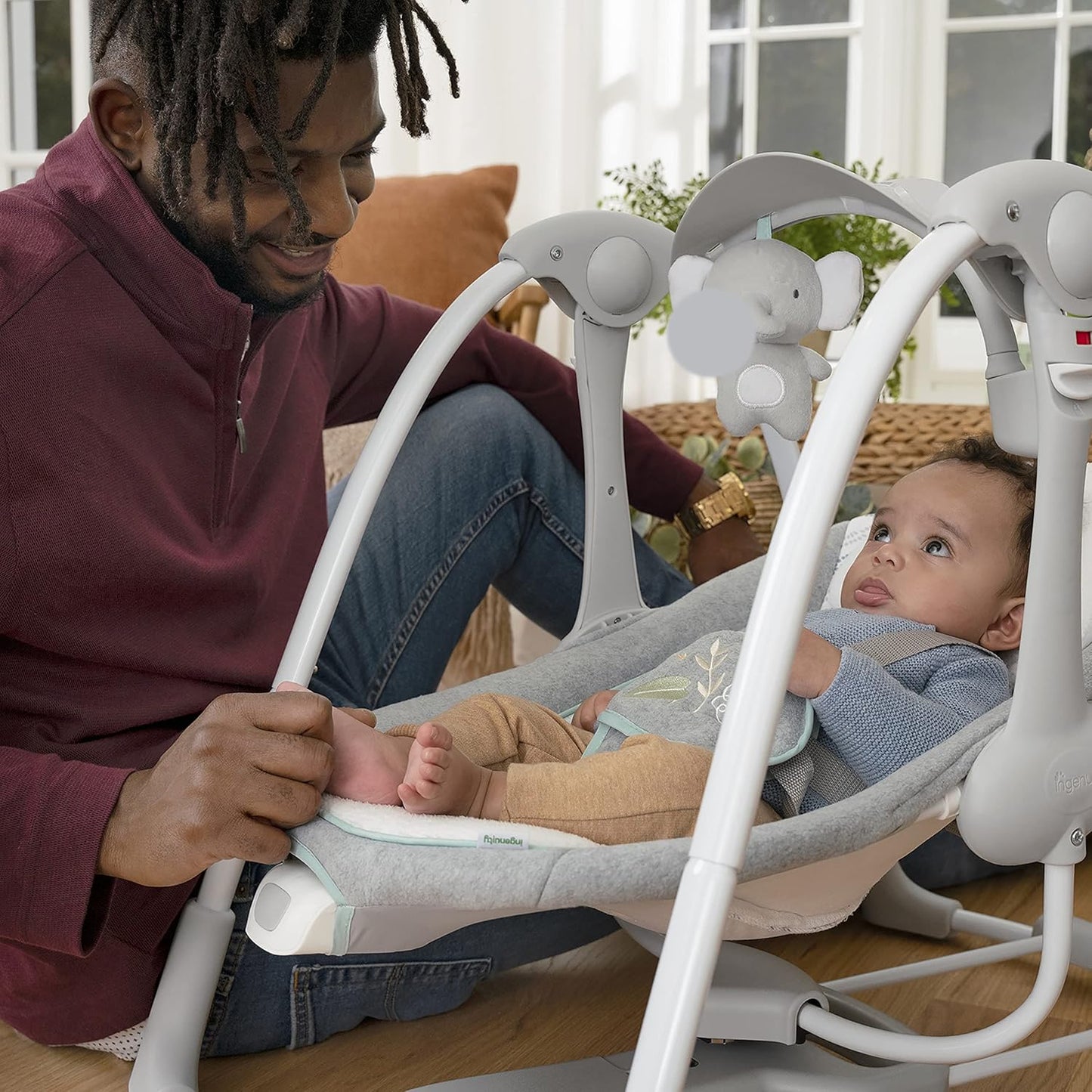 Ingenuity ConvertMe 2-in-1 Kompakte tragbare automatische Babyschaukel & Babysitz, batteriebetriebene Vibrationen, Naturgeräusche, 0-9 Monate 2,7-9 kg (Raylan)